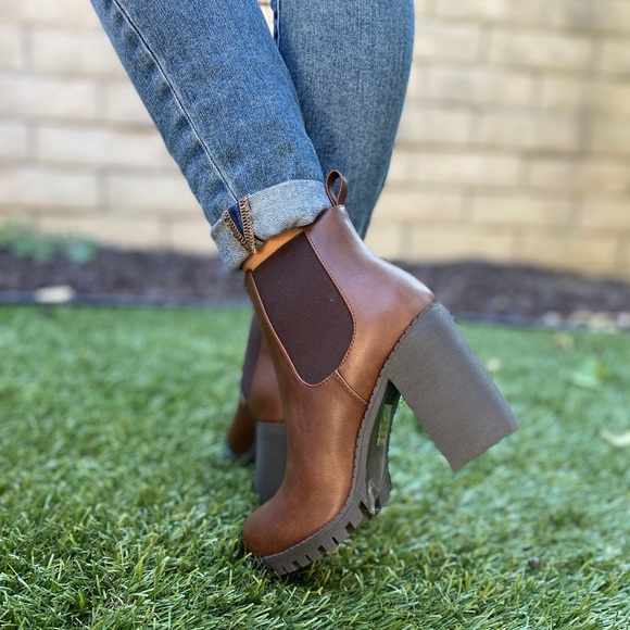 Women Brown Faux Leather Chelsea Ankle Booties - Picture 4 of 5